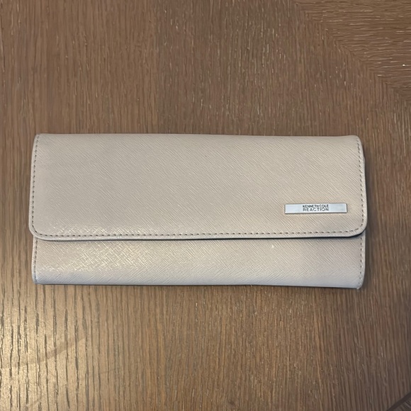 Kenneth Cole Reaction Cream Women's Wallet - Picture 1 of 6